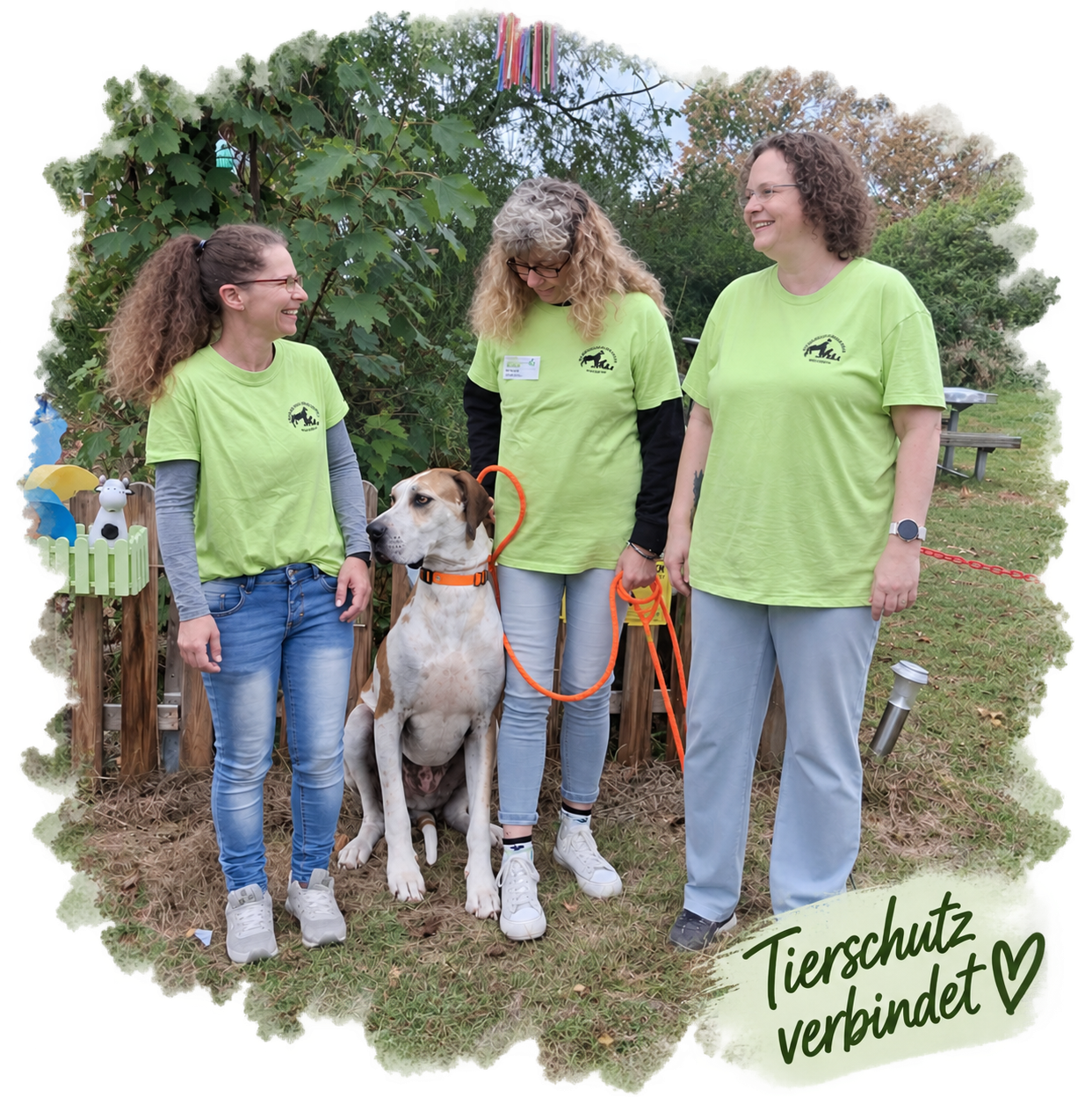 Mitglieder der Tiernothilfe Hagen mit Hund
