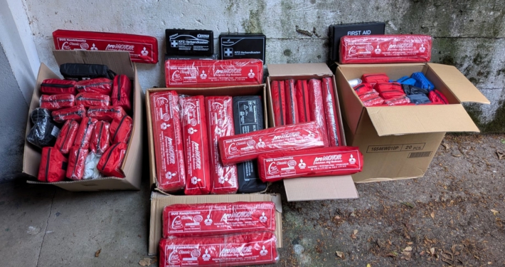 Gespendetes Verbandsmaterial in Kartons